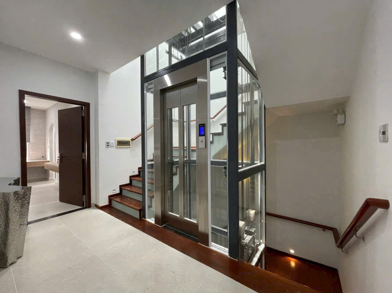Cho thuê biệt thự B64 Nam Thông 2 Phú Mỹ Hưng, Quận 7 xây 4 tầng có 4 phòng ngủ, thang máy – 144m2 2