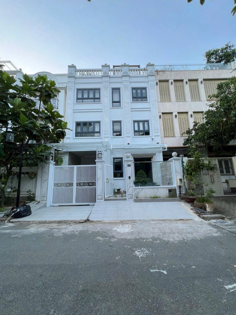 Cho thuê biệt thự B64 Nam Thông 2 Phú Mỹ Hưng, Quận 7 xây 4 tầng có 4 phòng ngủ, thang máy – 144m2