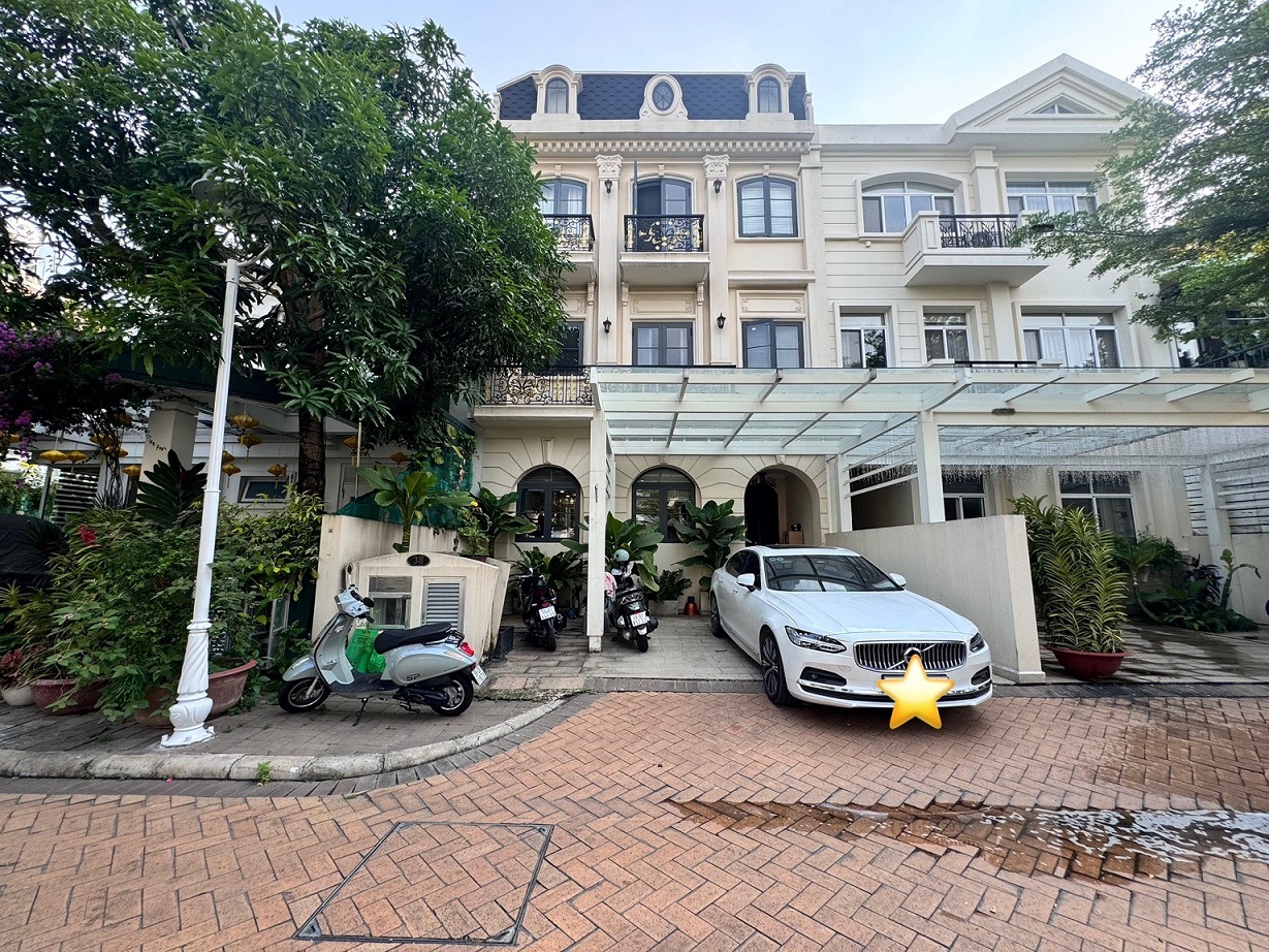 Chateau villa for rent in Phu My Hung, District 7 builds 2 floors with 4 bedrooms design in the most luxurious compound area 17