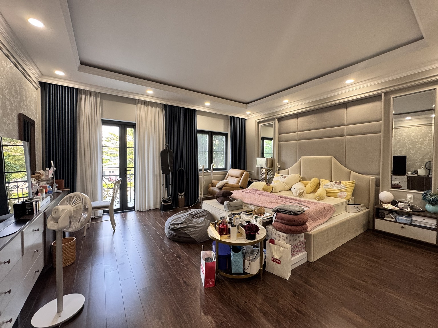 Chateau villa for rent in Phu My Hung, District 7 builds 2 floors with 4 bedrooms design in the most luxurious compound area 6