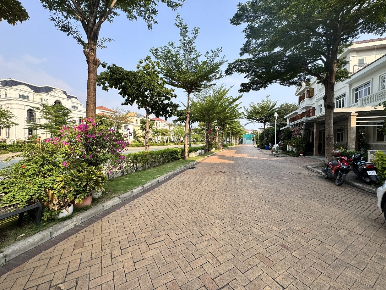 Chateau villa for rent in Phu My Hung, District 7 builds 2 floors with 4 bedrooms design in the most luxurious compound area 4