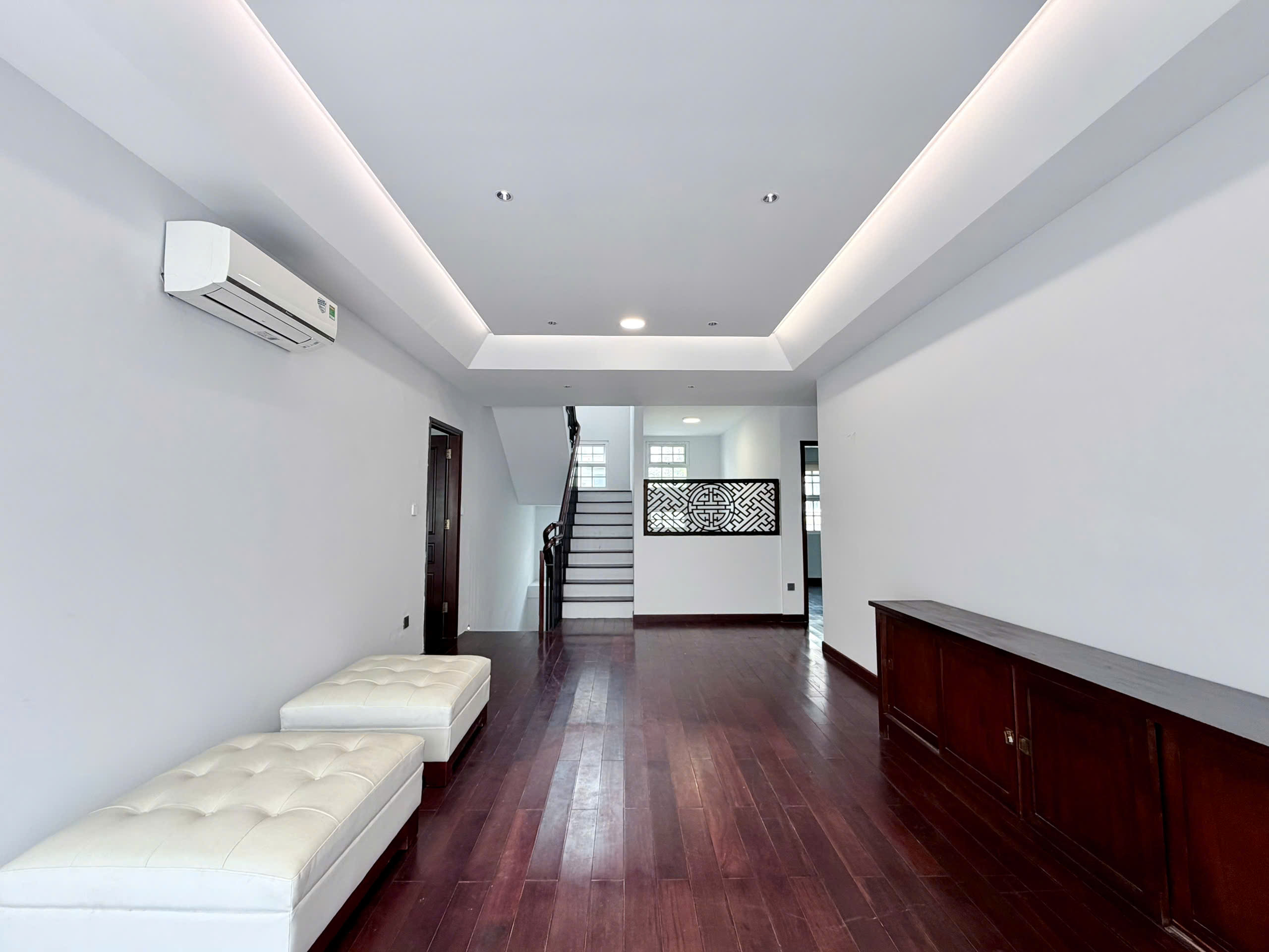 Bán hoặc cho thuê biệt thự đơn lập Nam Thông 2 Phú Mỹ Hưng xây 3 tầng có 7 phòng ngủ - 306m2 3