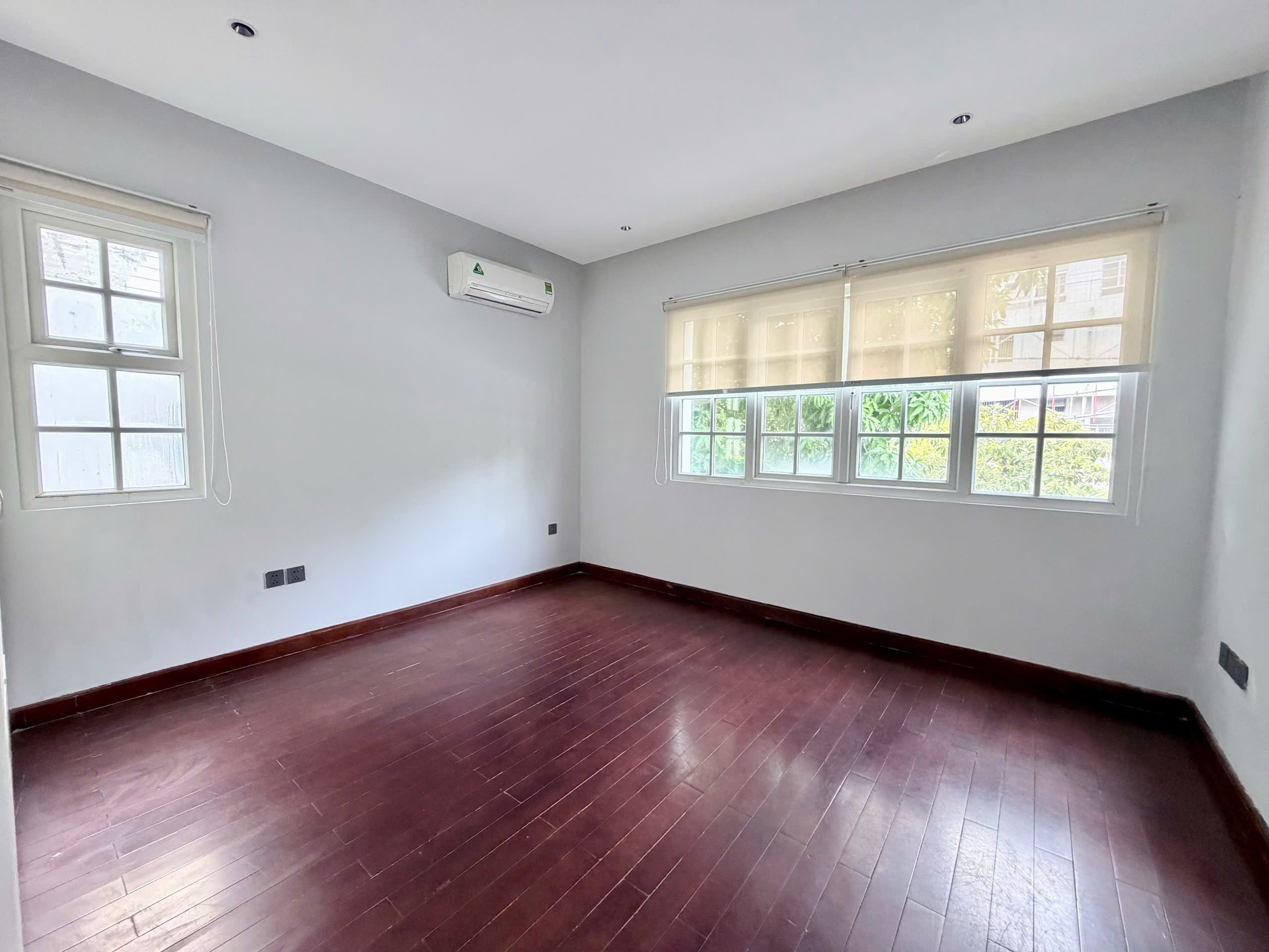 Bán hoặc cho thuê biệt thự đơn lập Nam Thông 2 Phú Mỹ Hưng xây 3 tầng có 7 phòng ngủ - 306m2 2