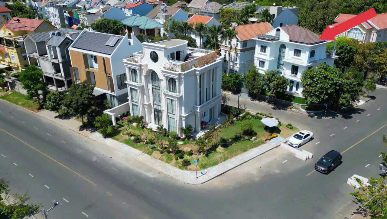 Single villa for sale in Nam Thong Phu My Hung, District 7, corner apartment with 3 facades, 6 bedrooms, swimming pool