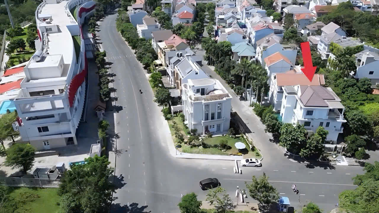 Single villa for sale in Nam Thong Phu My Hung, District 7, corner apartment with 3 facades, 6 bedrooms, swimming pool 1