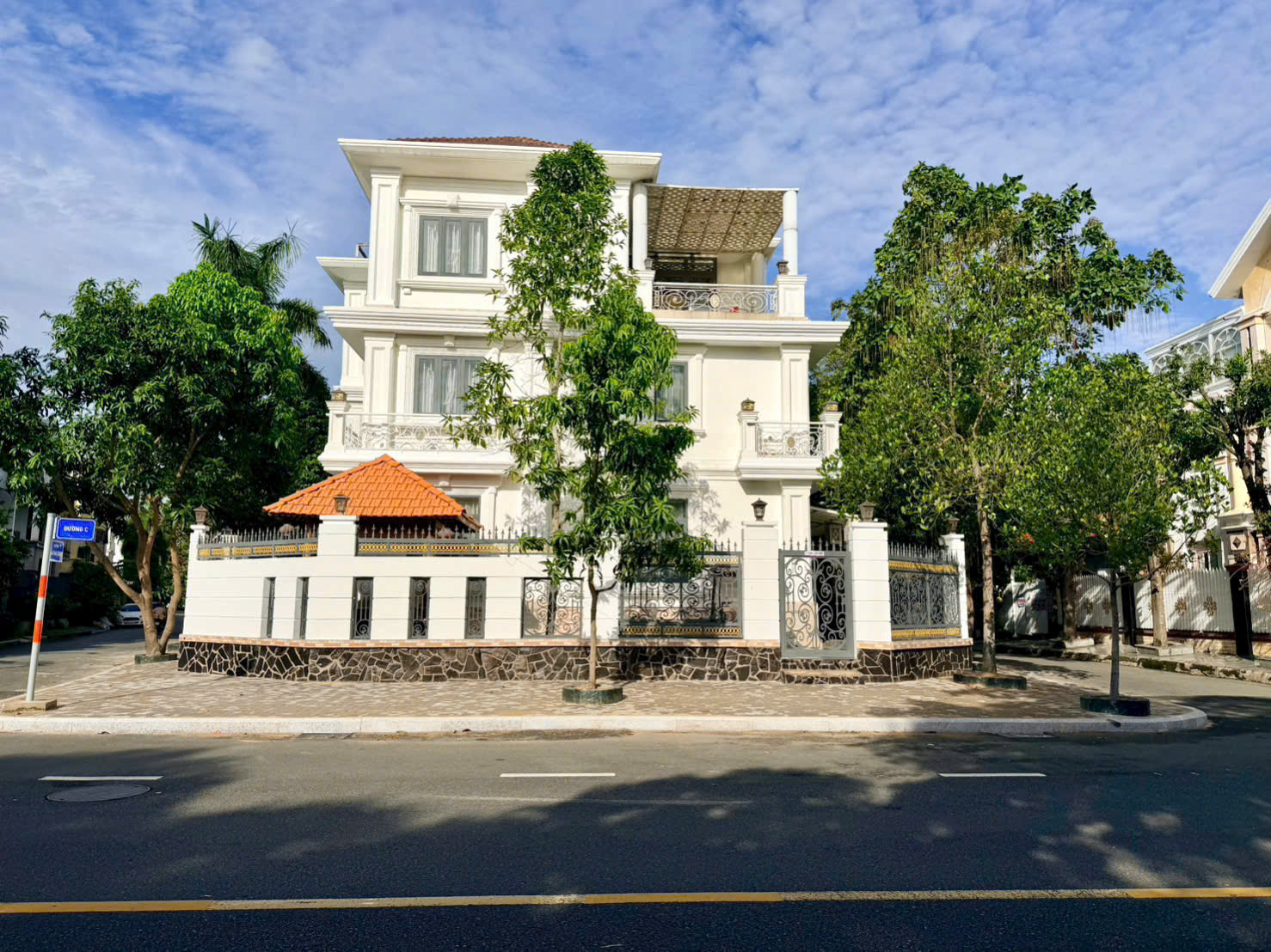 Bán biệt thự đơn lập Nam Thông 2 Phú Mỹ Hưng, Quận 7 xây 5 tầng có 6 phòng ngủ, hồ bơi – 285m2 1