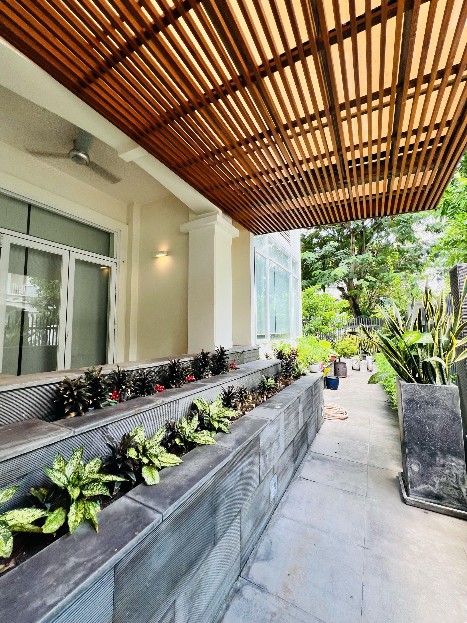 Selling a pair of detached villas My Van Phu My Hung in the corner of the park built 3 floors with 7 bedrooms – 496m2 6