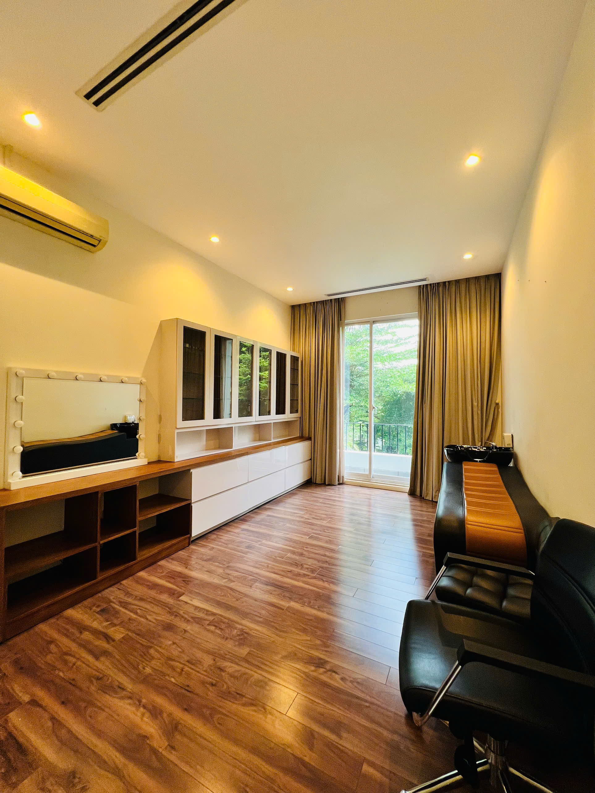 Selling a pair of detached villas My Van Phu My Hung in the corner of the park built 3 floors with 7 bedrooms – 496m2 4