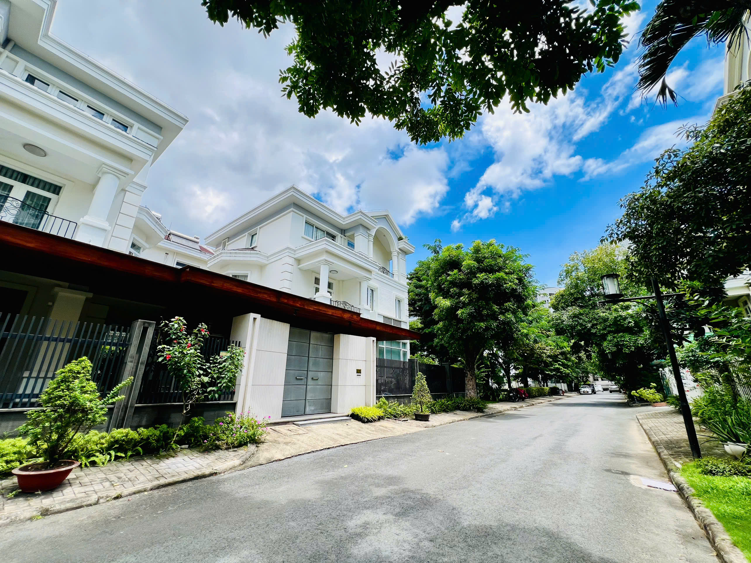 Selling a pair of detached villas My Van Phu My Hung in the corner of the park built 3 floors with 7 bedrooms – 496m2 1