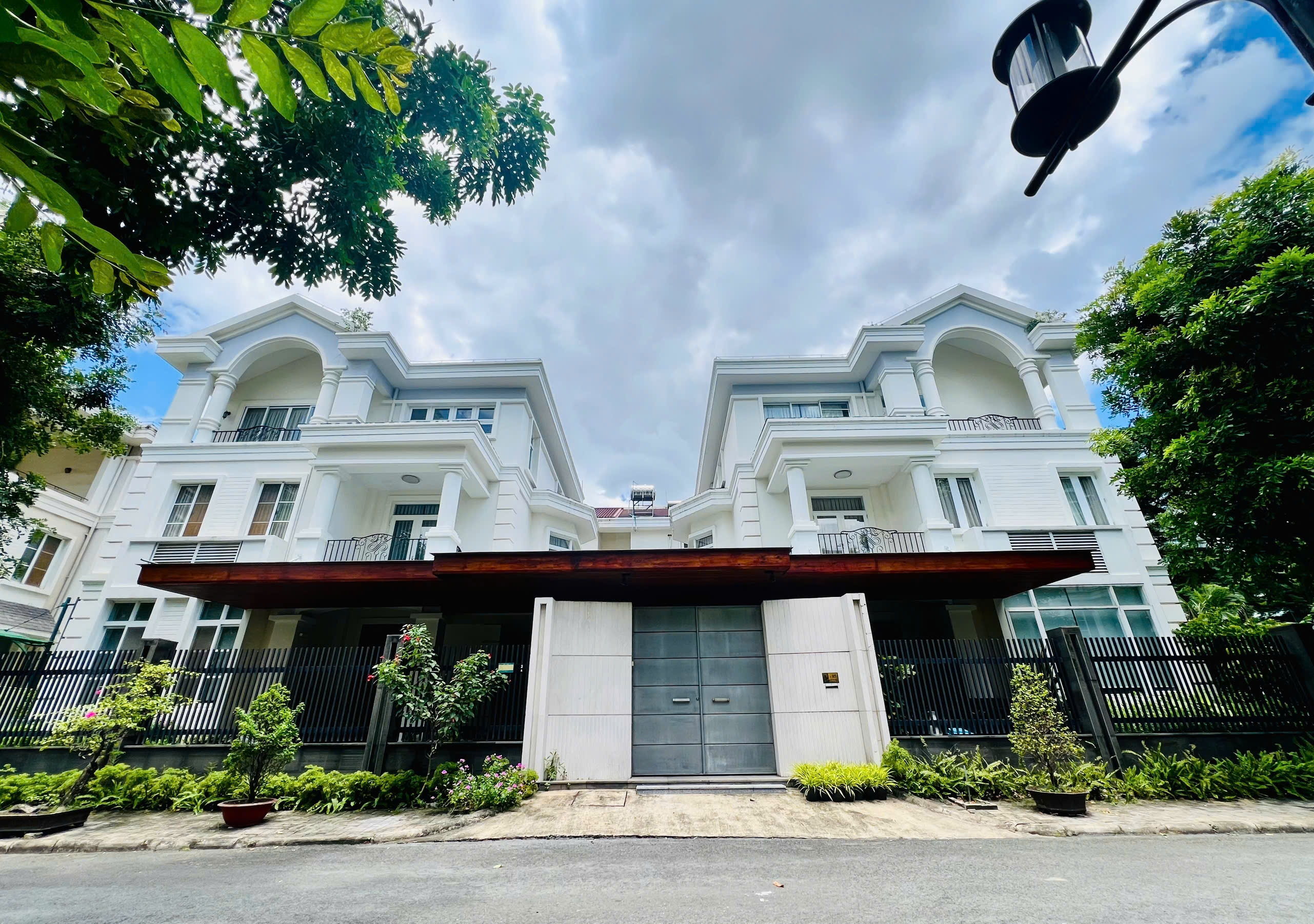 Selling a pair of detached villas My Van Phu My Hung in the corner of the park built 3 floors with 7 bedrooms – 496m2