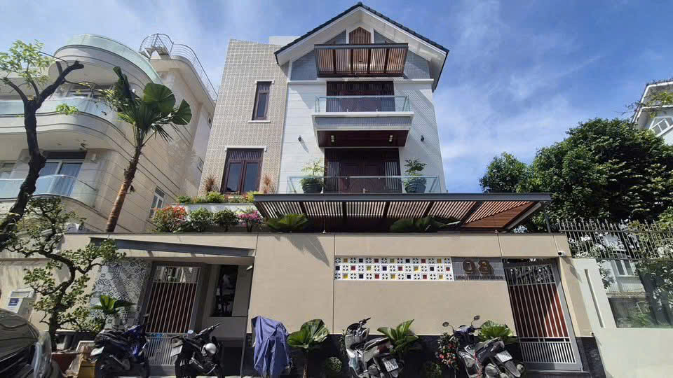 Bán biệt thự đường số 17 KDC Sadeco ven sông, Quận 7 xây 5 tầng thiết kế 5 phòng ngủ  – 234m2
