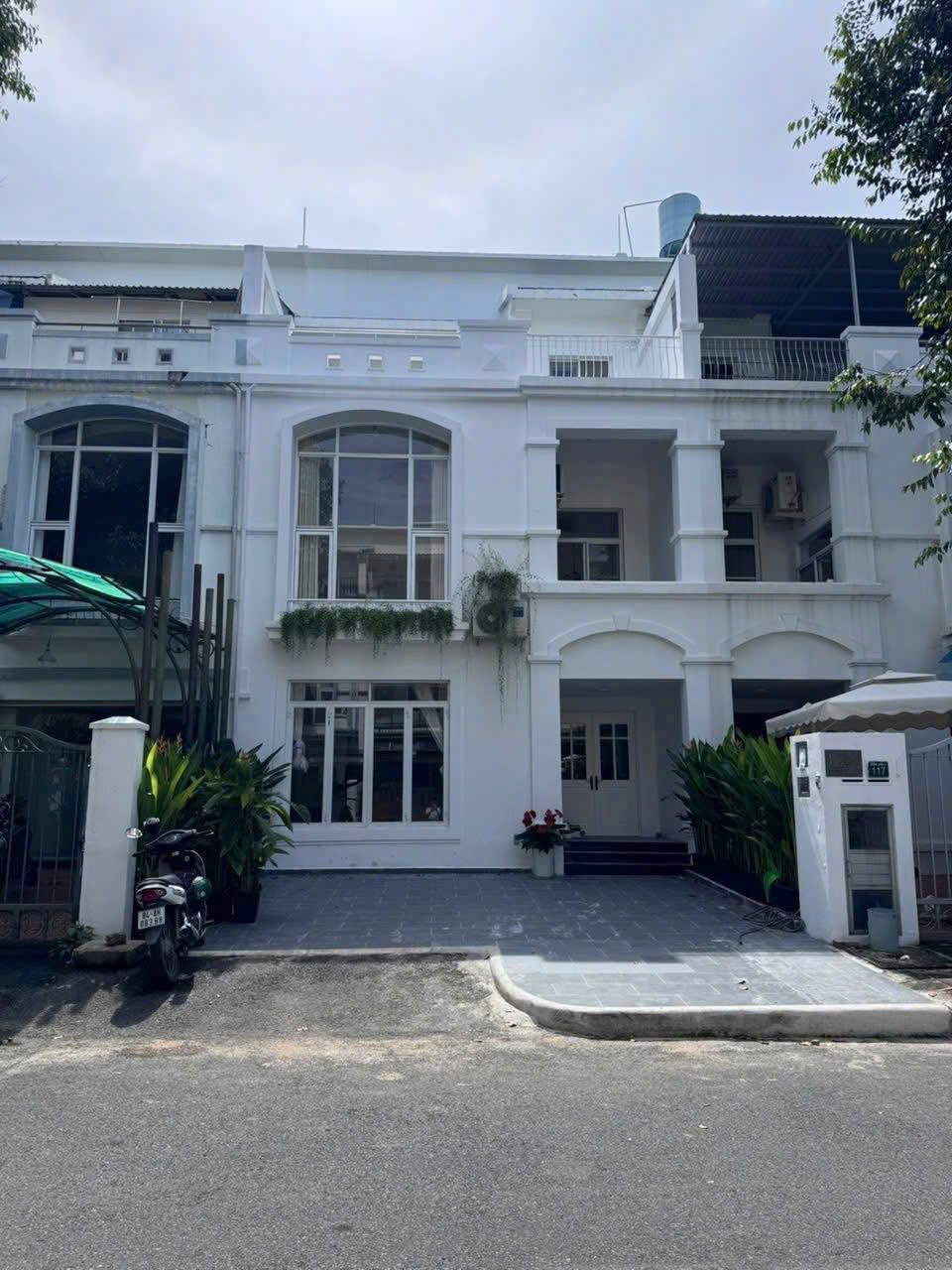 Hung Thai Phu My Hung villa for sale, District 7 with ground floor + 2 floors designed with 4 bedrooms, facing North – 126m2