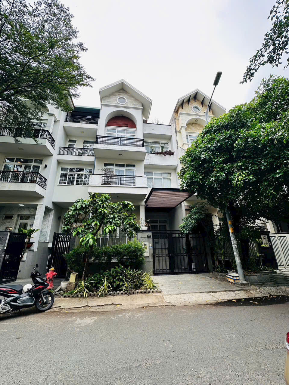 Cho thuê biệt thự KDC Him Lam, Quận 7 xây hầm + 3 tầng + sân thượng – 150m2