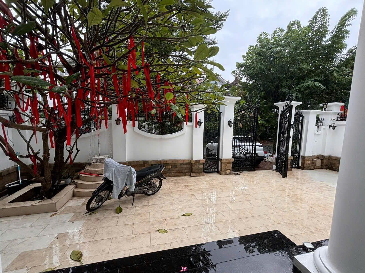 Villas for sale in Compound Nam Phu area, District 7 built 3 floors with 5 bedrooms, next to the river – 264m2 1