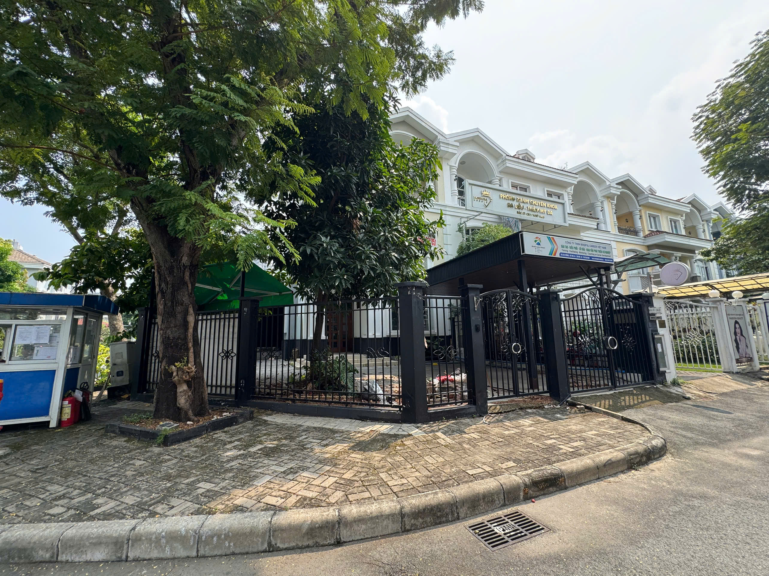 My Phu 3 villa for sale Phu My Hung, District 7 corner apartment built 3 floors with garden 3