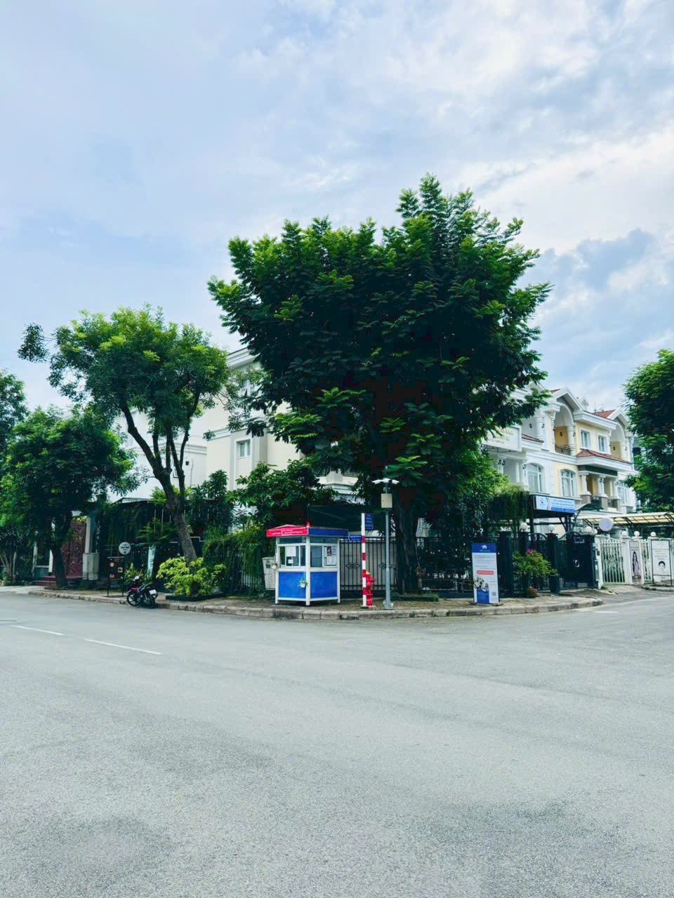 My Phu 3 villa for sale Phu My Hung, District 7 corner apartment built 3 floors with garden 2
