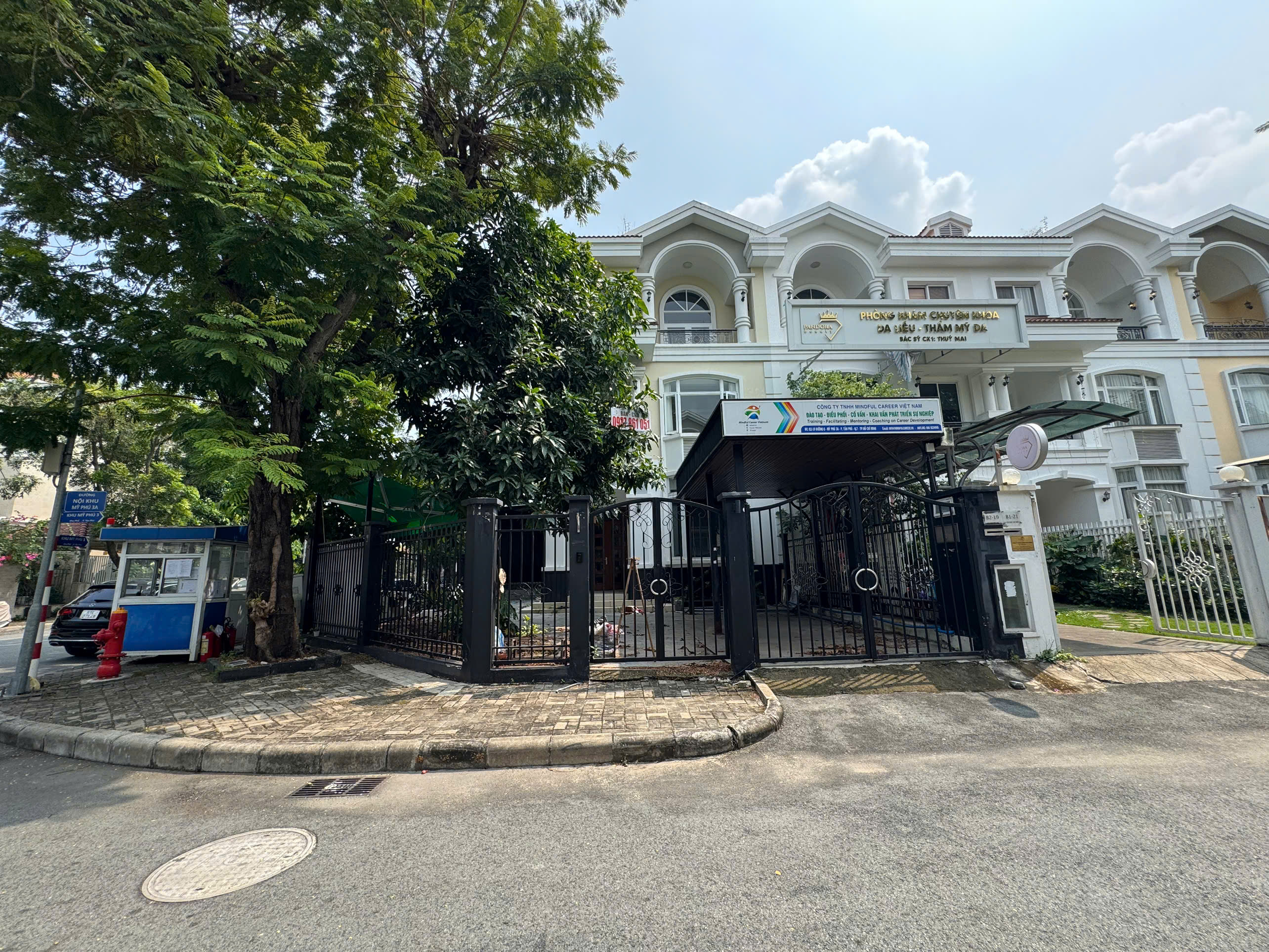 My Phu 3 villa for sale Phu My Hung, District 7 corner apartment built 3 floors with garden 1