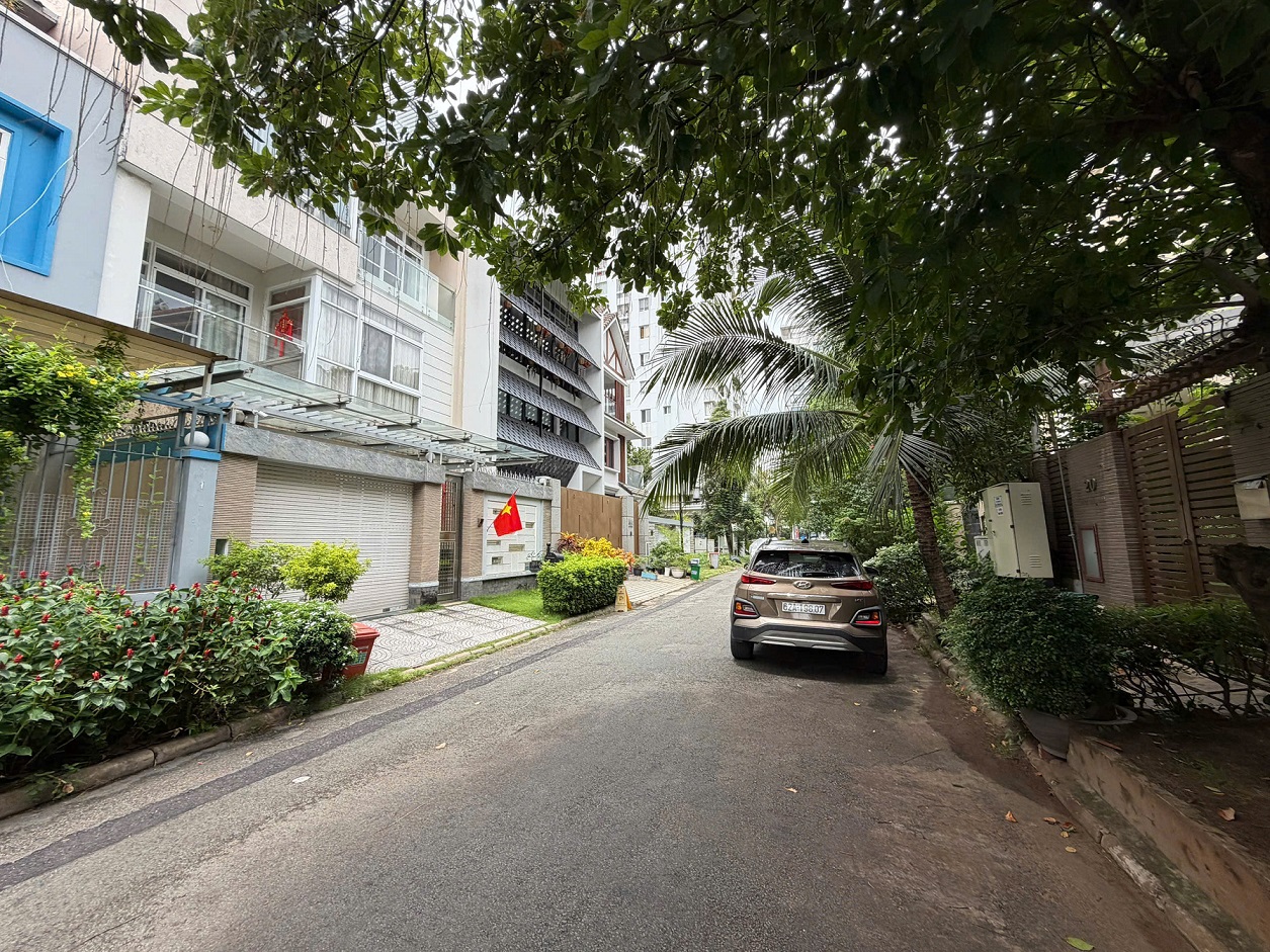 Cho thuê biệt thự Nam Thông 2 Phú Mỹ Hưng xây 3 tầng thiết kế 5 phòng ngủ có phòng ở trệt – 144m2 9