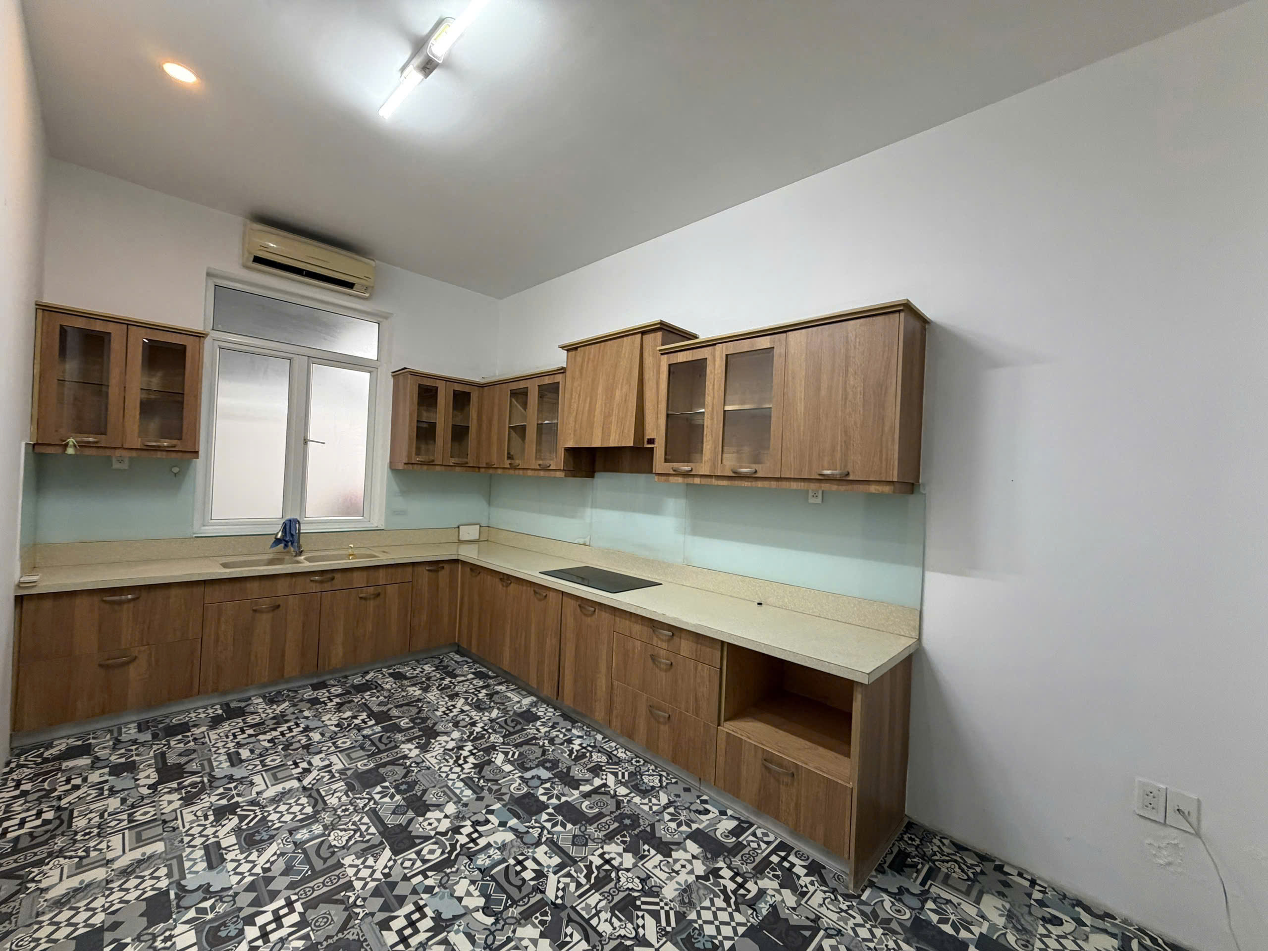Cho thuê biệt thự Nam Thông 2 Phú Mỹ Hưng xây 3 tầng thiết kế 5 phòng ngủ có phòng ở trệt – 144m2 5