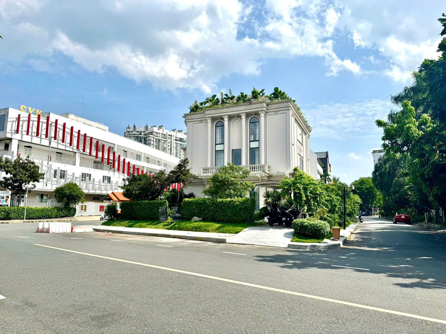 Cho thuê biệt thự Nam Thông 2 Phú Mỹ Hưng, Quận 7 xây 4 tầng có thang máy, 3 mặt tiền – 370.1m2