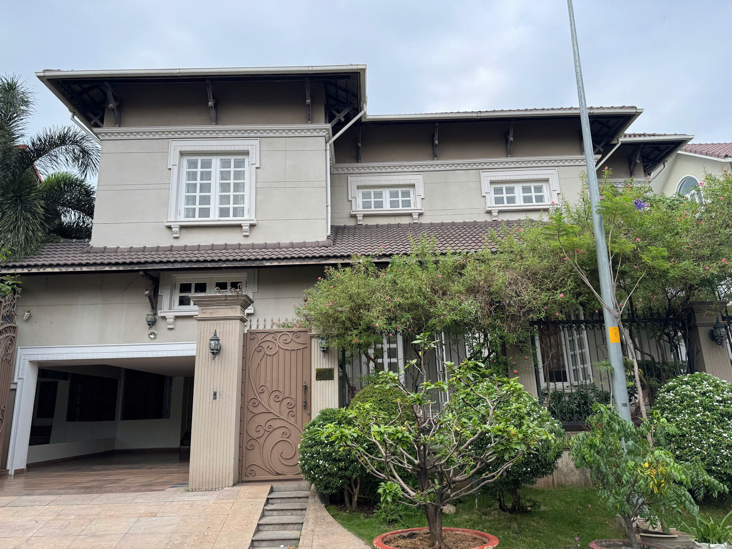 Bán hoặc cho thuê biệt thự Nguyễn Văn Hưởng, Thảo Điền, Tp Thủ Đức thiết kế 3 phòng ngủ, có hồ bơi –