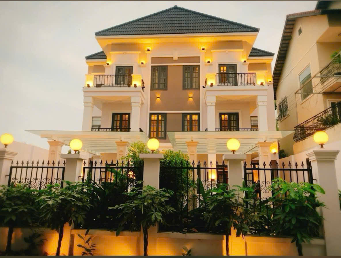 Nguyen Van Linh villa for rent, District 7 with 5 bedrooms with private pool high-class furniture