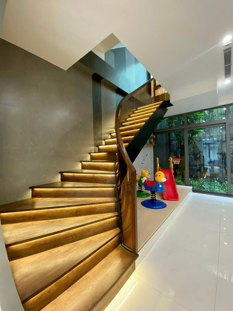 Queen villa for rent on Street 25, An Phu Hung Residential Area, District 7 with river view has 4 bedrooms, beautiful and luxurious house 8