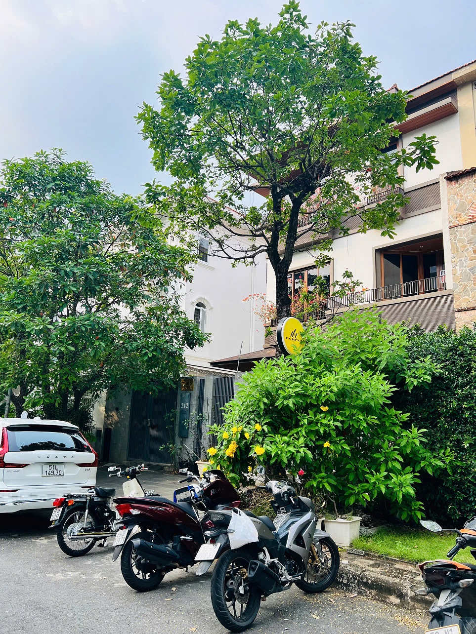 Cho thuê biệt thự song lập 212 Mỹ Kim 2 Phú Mỹ Hưng, Quận 7 xây 3 tầng có 3 phòng ngủ – 204.25m2 5