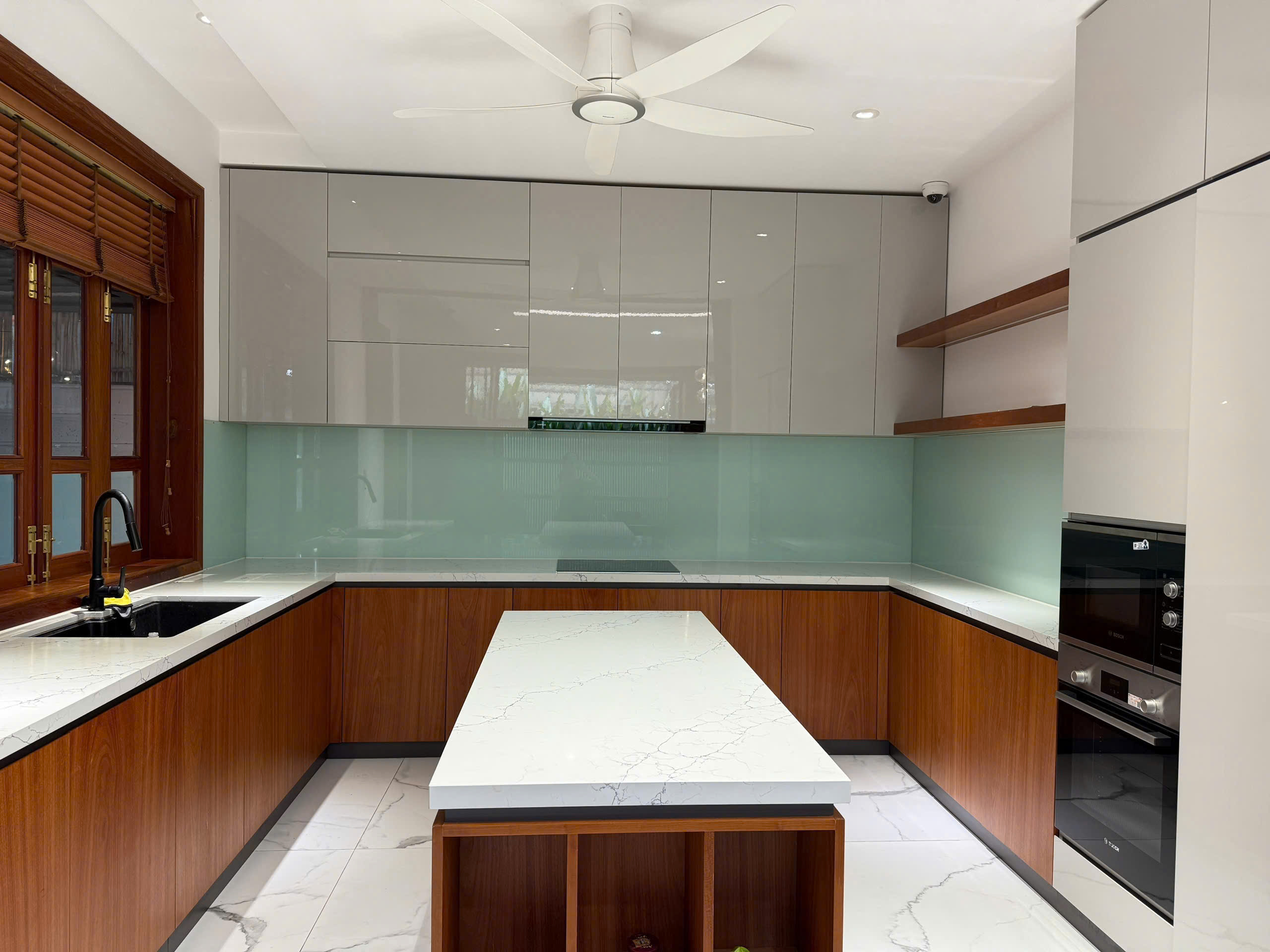 Cho thuê biệt thự song lập 212 Mỹ Kim 2 Phú Mỹ Hưng, Quận 7 xây 3 tầng có 3 phòng ngủ – 204.25m2 1