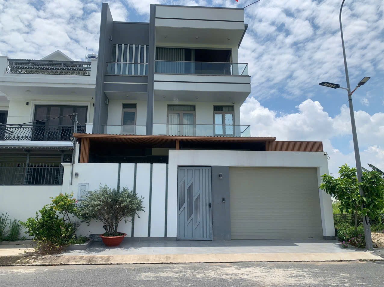 Bán biệt thự KDC Thái Sơn mặt tiền Nguyễn Hữu Thọ, Nhà Bè xây 4 tầng vị trí ngay công viên – 250m2