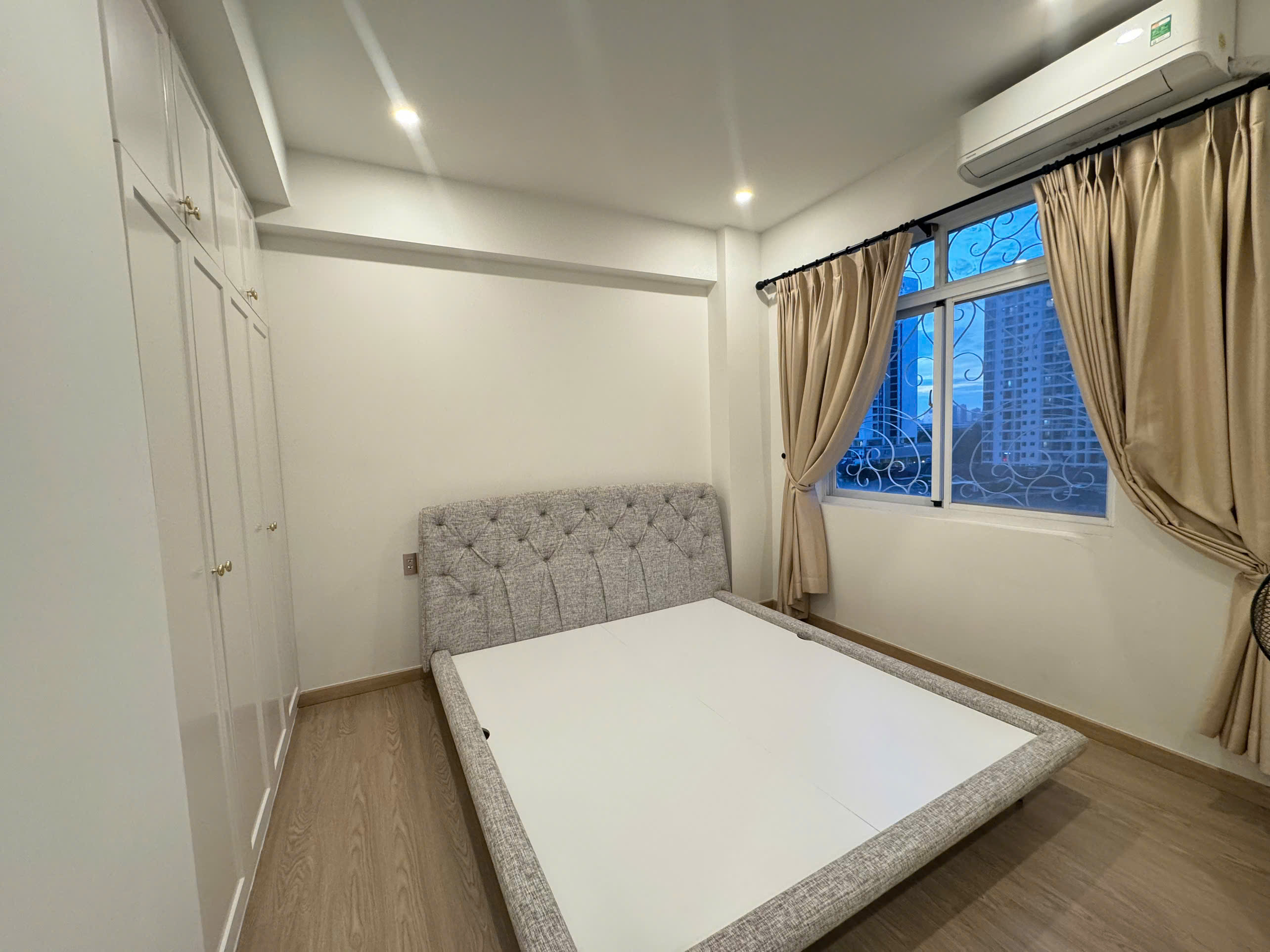 Canh Vien 3 apartment for rent, Phu My Hung, District 7, corner apartment with 2 bedrooms, park view 1