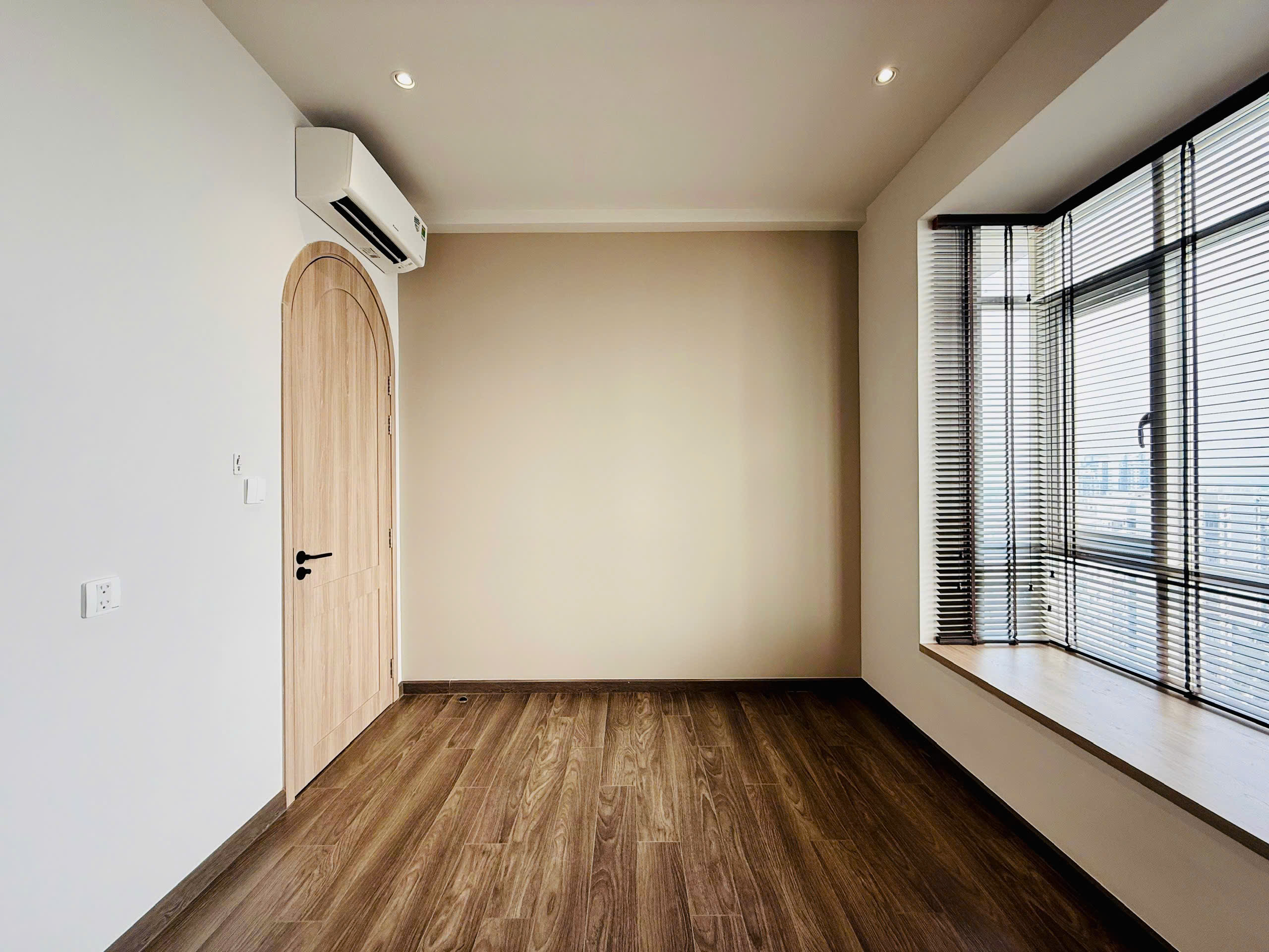 Luxury apartment for rent Riverside Residence Phu My Hung, District 7, beautiful house on the high floor with 3 bedrooms 3