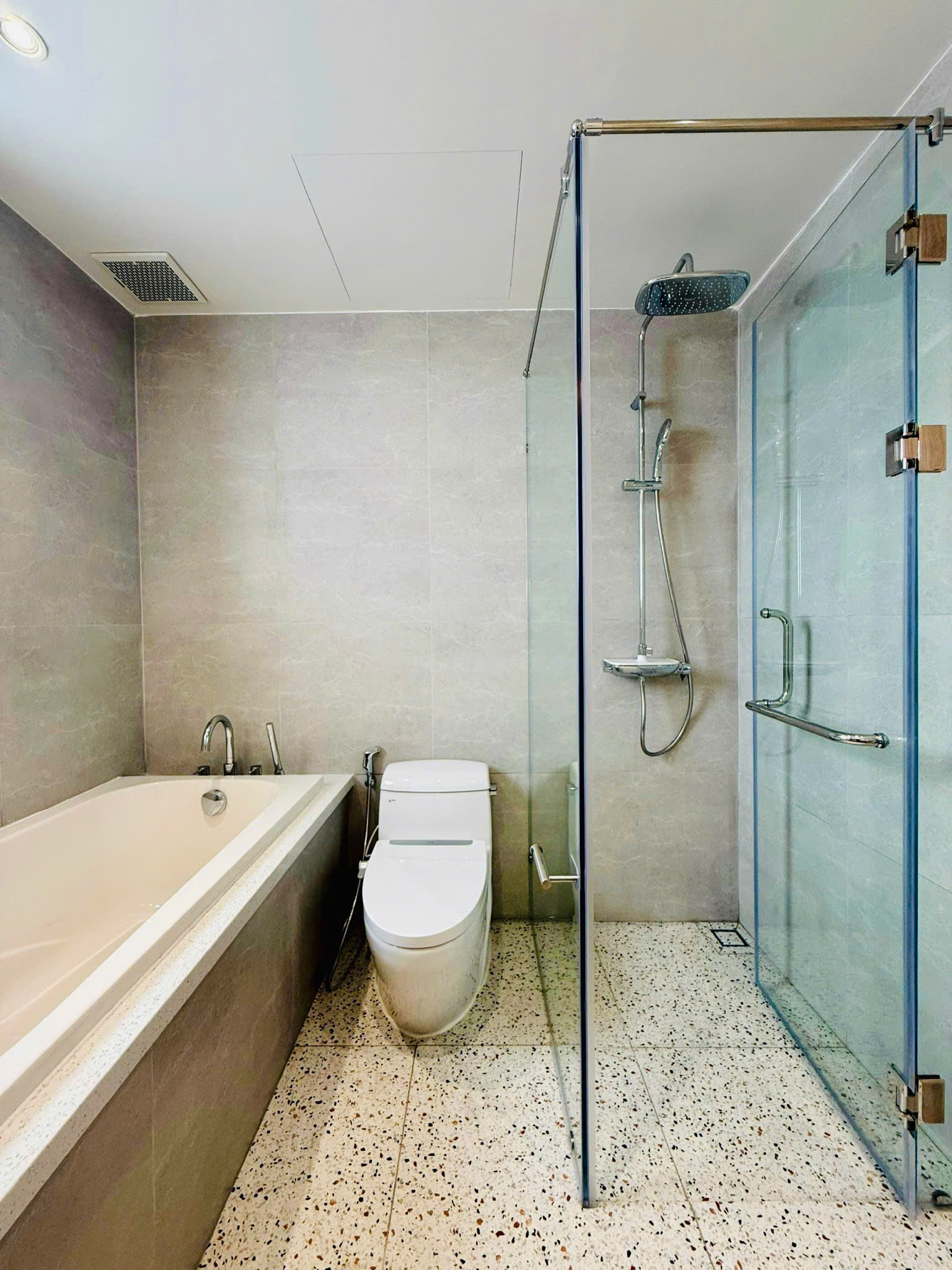Luxury apartment for rent Riverside Residence Phu My Hung, District 7, beautiful house on the high floor with 3 bedrooms 4