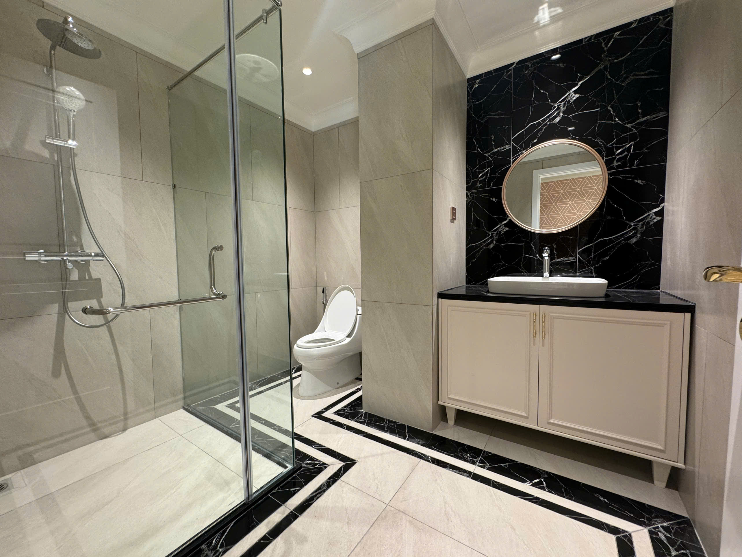 Vincom Center luxury apartment for sale or rent in District 1 with 3 bedrooms, fully furnished 2