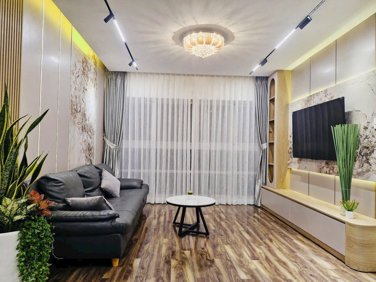 Happy Valley Phu My Hung apartment for sale, District 7 with 2 bedrooms, designated car, high floor 6