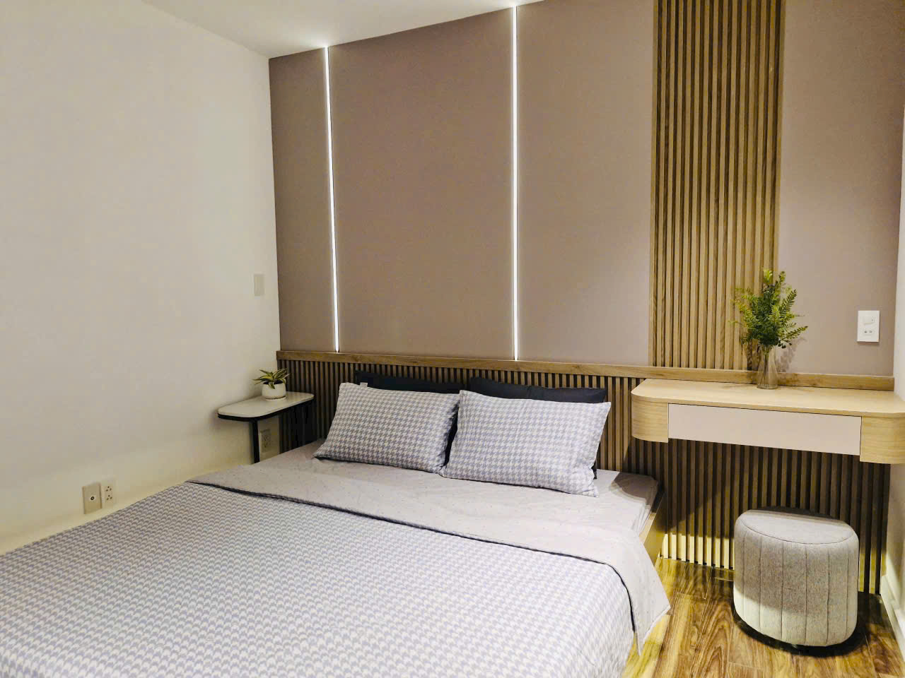 Happy Valley Phu My Hung apartment for sale, District 7 with 2 bedrooms, designated car, high floor 5