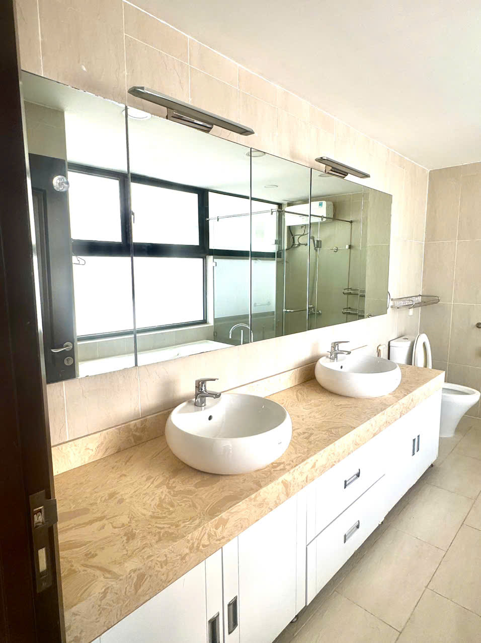 Panorama luxury apartment for rent in Phu My Hung, District 7 has 3 bedrooms on the 17th floor with a fully furnished river view 2