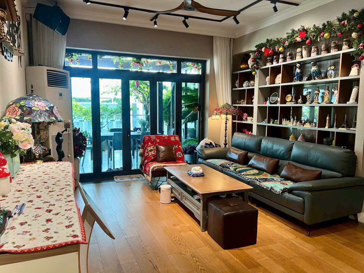 Riverside Residence Phu My Hung apartment for sale, District 7 has 2 bedrooms with high-class furniture and a super large garden 4