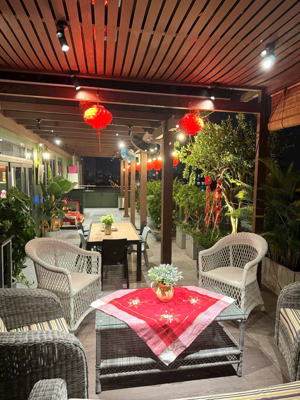 Riverside Residence Phu My Hung apartment for sale, District 7 has 2 bedrooms with high-class furniture and a super large garden