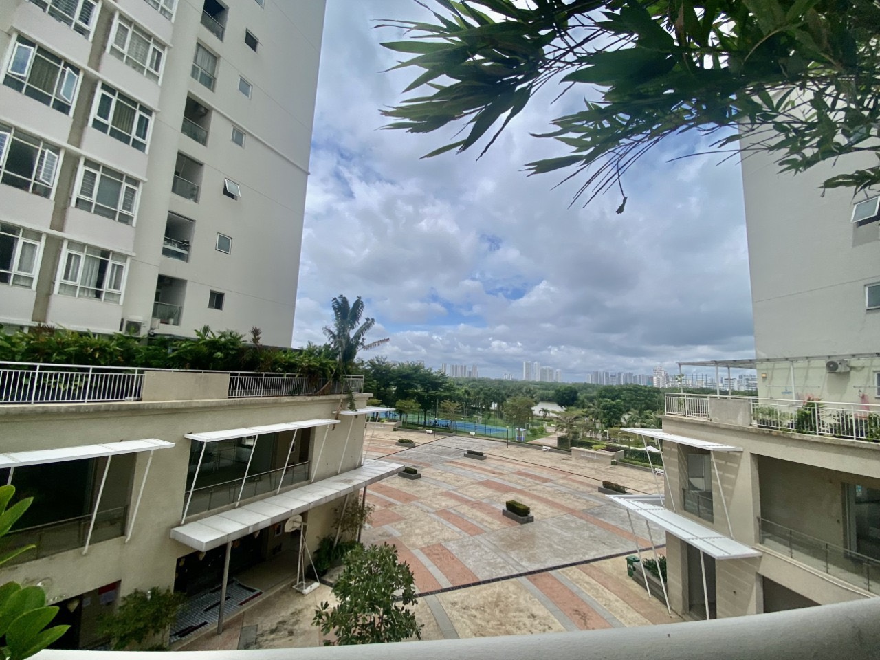 Riverside Residence Phu My Hung apartment for sale, District 7 has 4 bedrooms, large garden 2