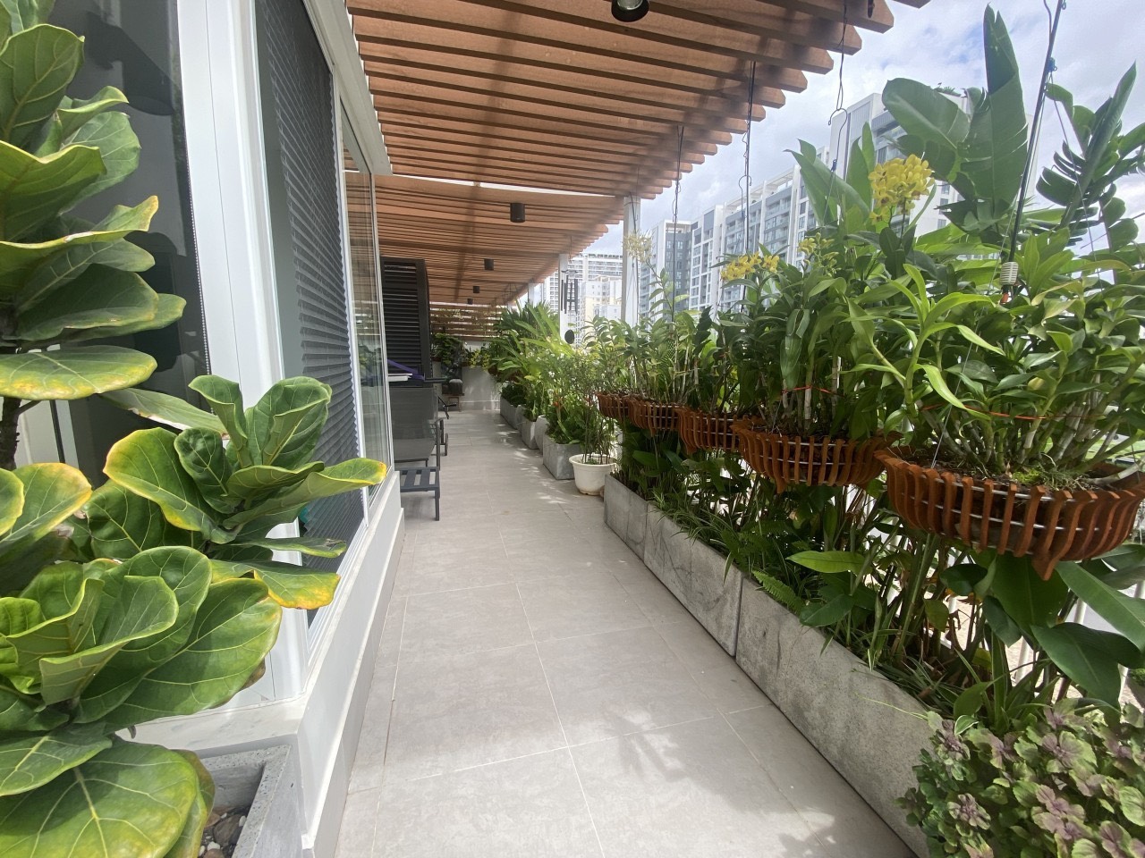 Riverside Residence Phu My Hung apartment for sale, District 7 has 4 bedrooms, large garden 1