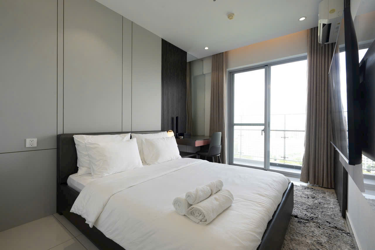 Scenic Valley Phu My Hung apartment for rent has 3 bedrooms with river view, golf course 18