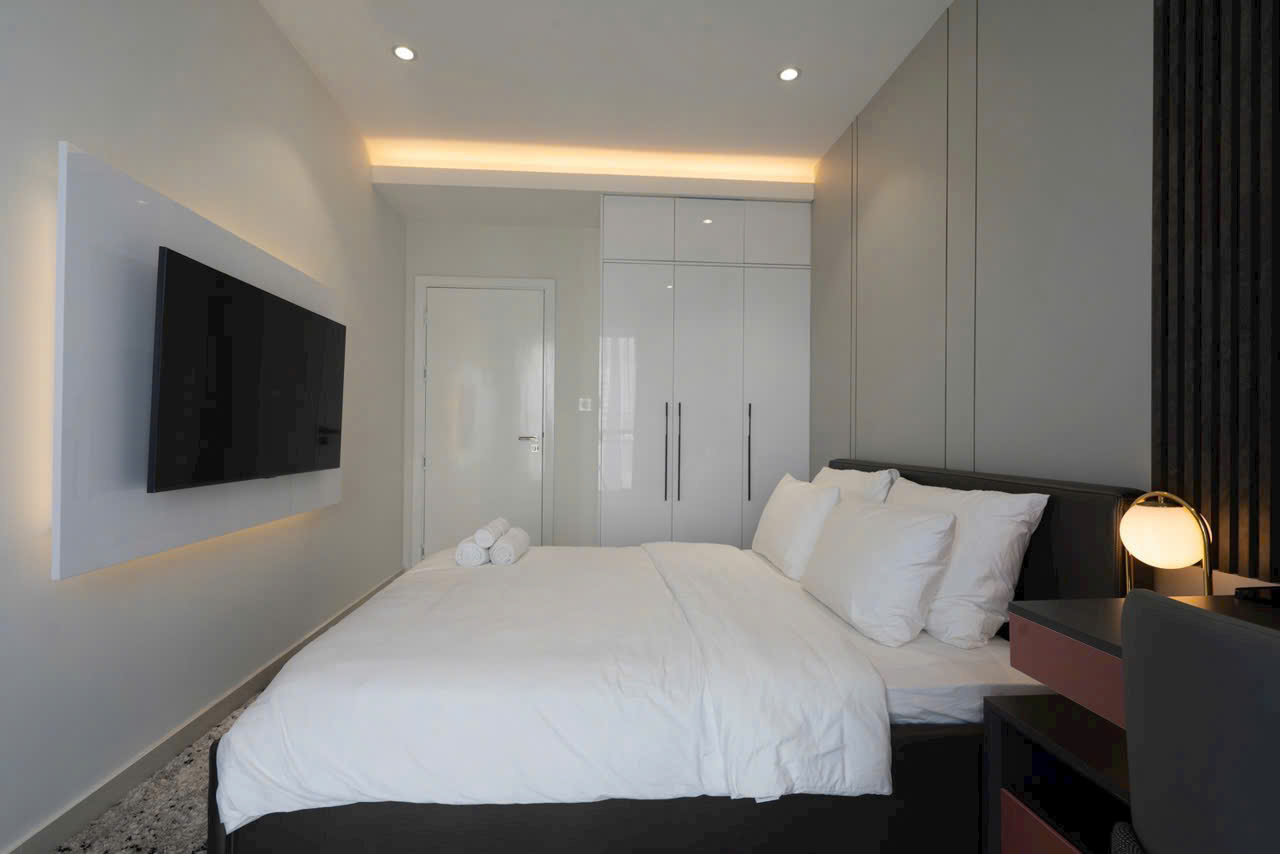 Scenic Valley Phu My Hung apartment for rent has 3 bedrooms with river view, golf course 9