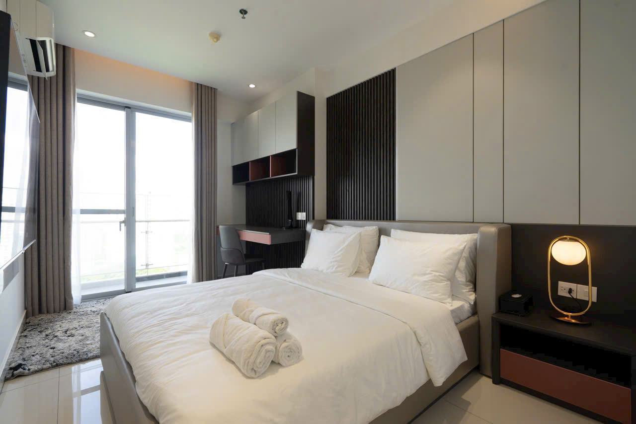 Scenic Valley Phu My Hung apartment for rent has 3 bedrooms with river view, golf course 1