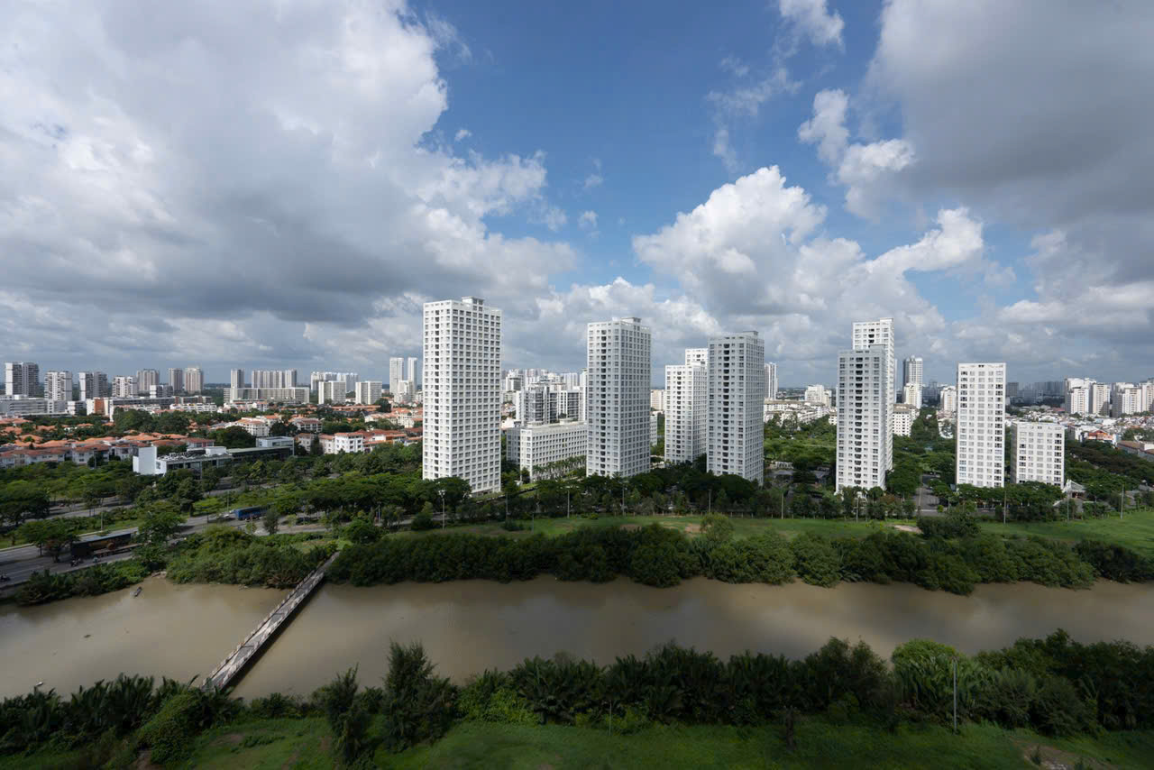 Scenic Valley Phu My Hung apartment for rent has 3 bedrooms with river view, golf course 12