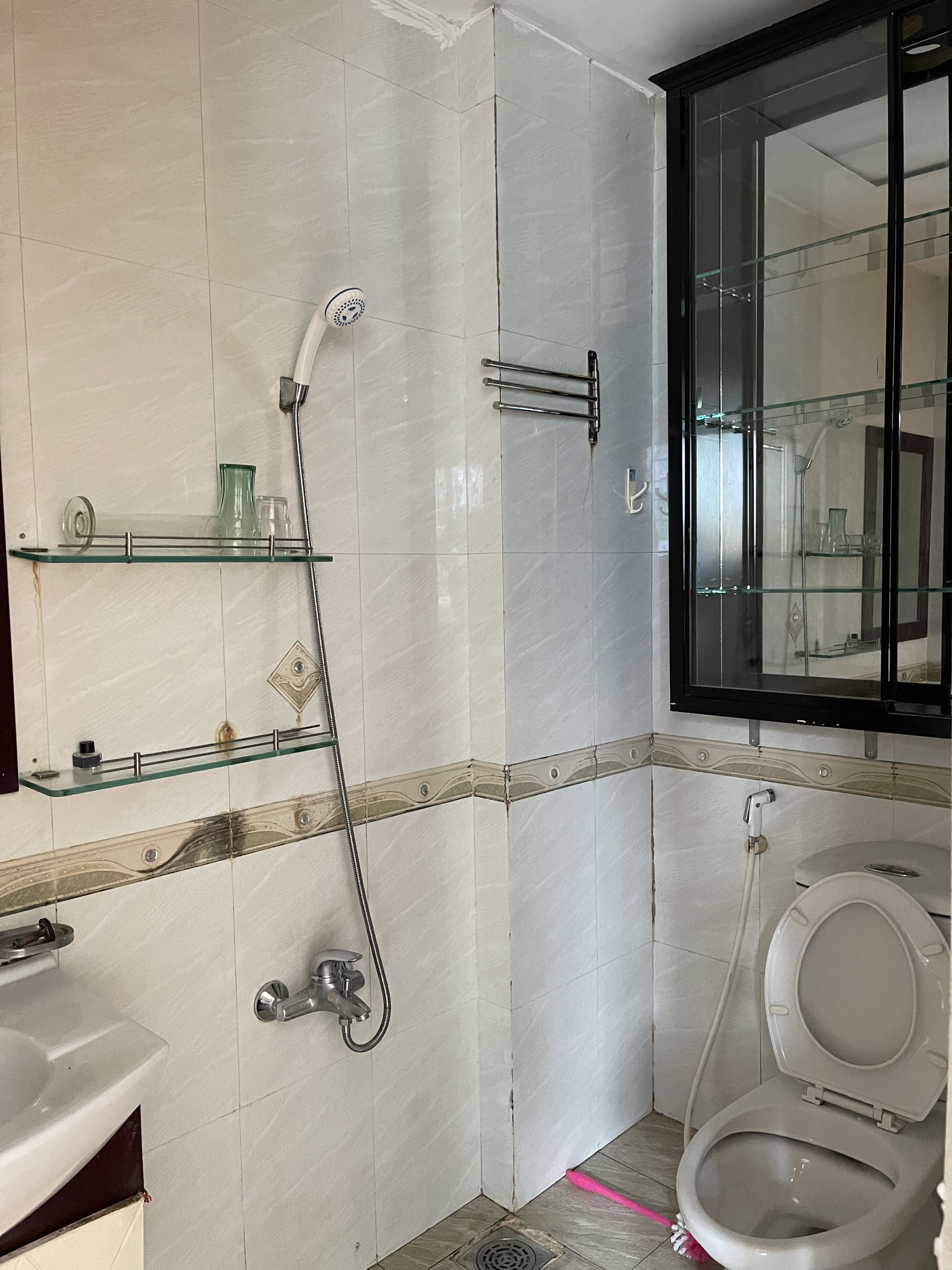 212 Nguyen Trai apartment for rent, District 1 has 2 bedrooms, corner apartment in central location near the market 4