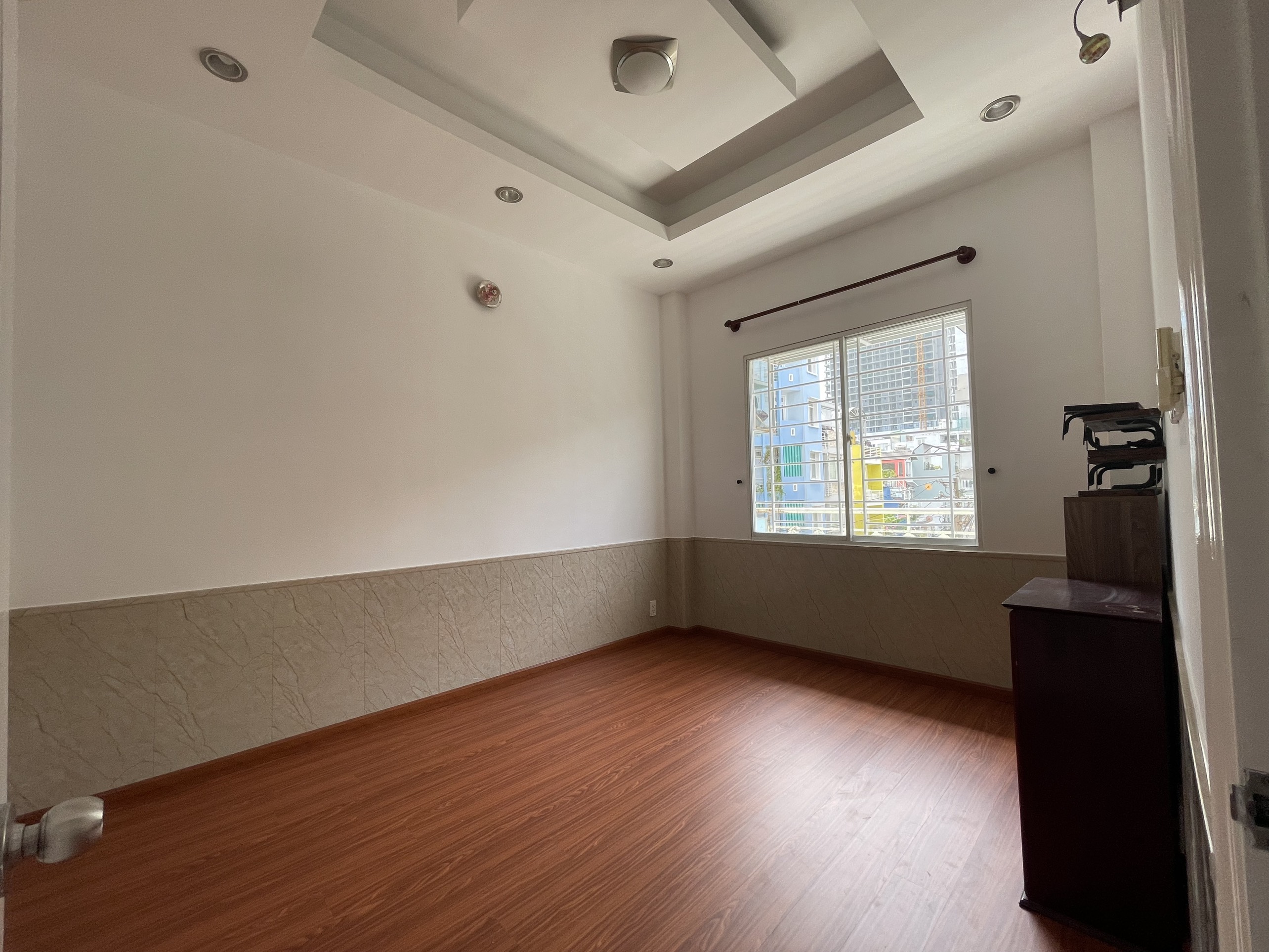 212 Nguyen Trai apartment for rent, District 1 has 2 bedrooms, corner apartment in central location near the market 2