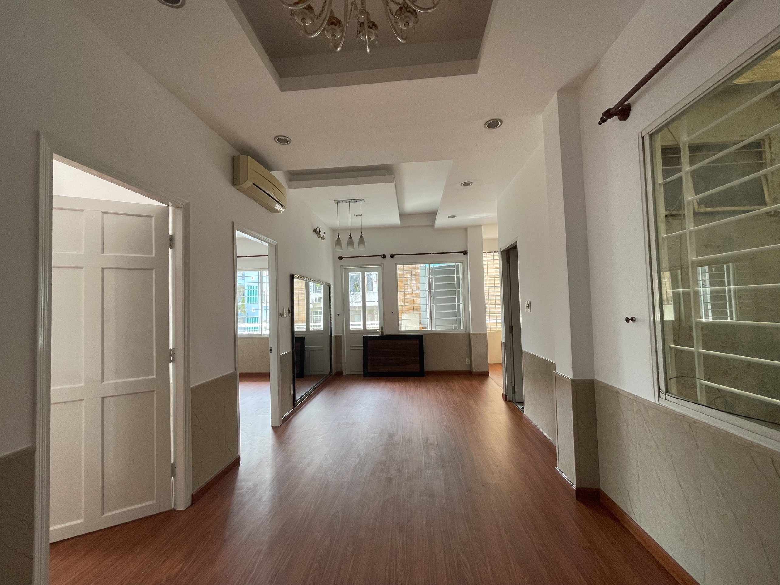 212 Nguyen Trai apartment for rent, District 1 has 2 bedrooms, corner apartment in central location near the market 1