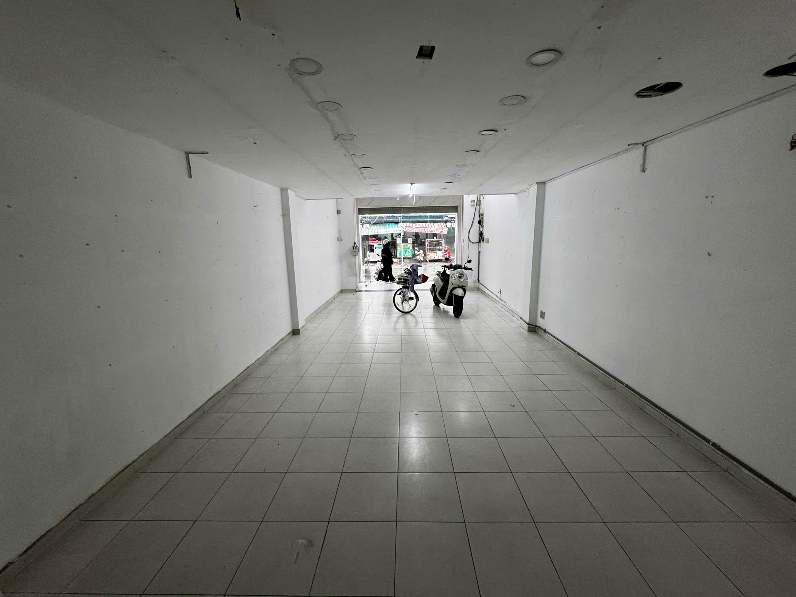 Business space for rent at 103 Lam Van Ben, District 7, empty ground floor, busy area – 63m2 1
