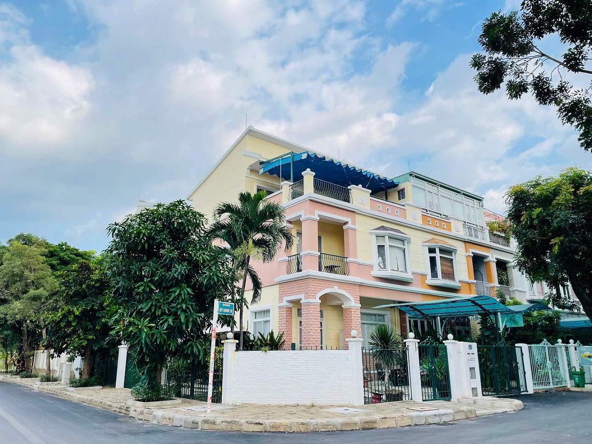 My Giang townhouse for rent at 1A Phu My Hung, District 7 with a corner of furniture attached to the wall 3